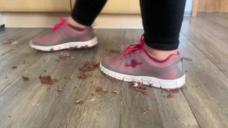 Angel zertritt deinen Kuchen mit ihren 86 Kg in Sneakers zu Brei