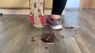 Angel zertritt deinen Kuchen mit ihren 86 Kg in Sneakers zu Brei