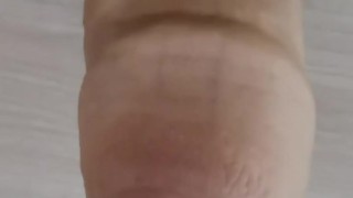 Возбужденный парень дрочит хуй и стонет во время просмотра порно