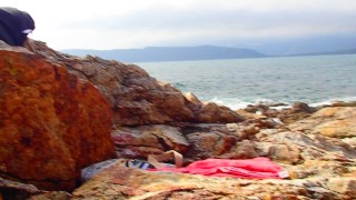 Spelen met een buttplug op het strand met Cum shot