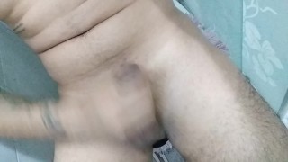 Batendo uma e gozando muito no final
