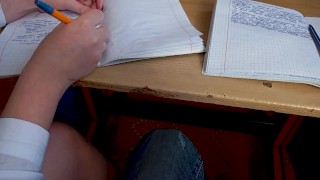 ОТСОСАЛА ПОД ПАРТОЙ ПРИ УЧИЛКЕ НА УРОКЕ! СЛИВ!