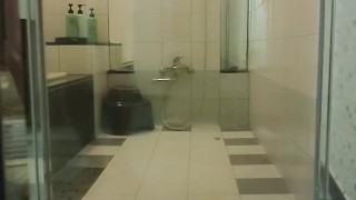 ガラス越しにカメラに向かっておしっこ！！
