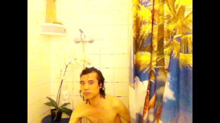 Un minet asiatique gay prend une douche - Jon Arteen