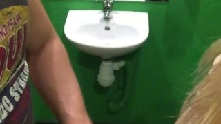 Быстрый секс с блондинкой в туалете кафе