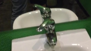 Быстрый секс с блондинкой в туалете кафе
