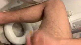 Jugando con mi gran verga antes de la ducha 