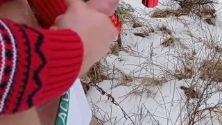 Парень подрочил и кончил в зимнем лесу
