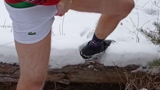 Парень подрочил и кончил в зимнем лесу