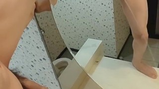 おっきな鏡の前でノーハンドおしっこ！