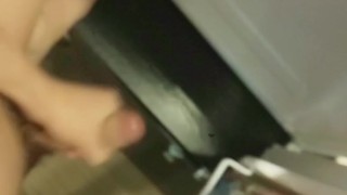 冷蔵庫で冷やしながらシコシコオナニー！