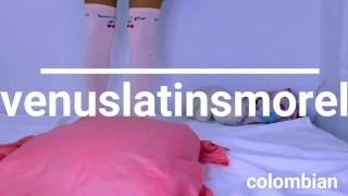 Chica latina en uniforme escolar follando su almohada y casi la descubre su hermanastro