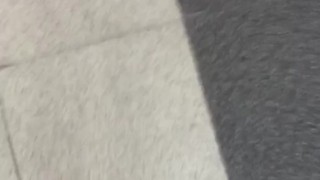 No me pude aguantar y me masturbe en el baño de la estación de tren