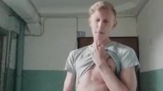 дрочит в подъезде