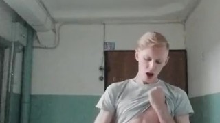 дрочит в подъезде