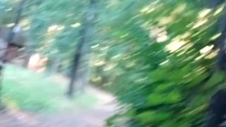 Lika Lax гуляет по парку и мастурбирует когда вокруг ходят люди