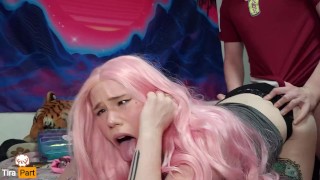 aboyer les cheveux roses e girl fait une pipe Baveuse puis obtient ...