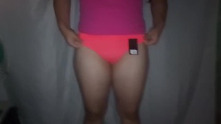 mi esposo se masturba y acaba en mi culo mirando como me pruebo mi ropa interior nueva
