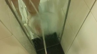 鏡におしっこをかけちゃおう！