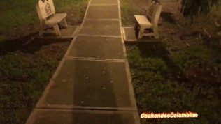 ENCUENTRO A CHICA EN EL PARQUE Y LA INVITO A JUGAR CON MI VERGA