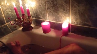 парень дрочит в романтической ванной