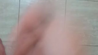 Joven de 18 se masturba en el baño mientras su familia no se da cuenta 