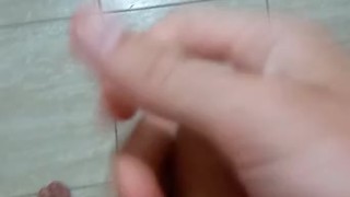Joven de 18 se masturba en el baño mientras su familia no se da cuenta 