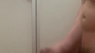 シャワーが乳首と亀頭に当たって感じてる大学生