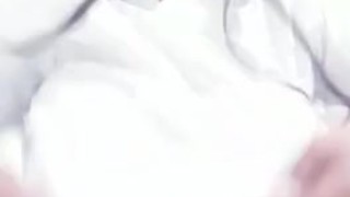 En pleno trabajo tocando mis tetas