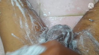 Amateur teen gets romantic handjob with shampoo massaged big cock