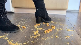 Erdnussflips werden gnadenlos von Angel mit ihren sexy Stiefeln zertreten