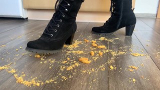 Erdnussflips werden gnadenlos von Angel mit ihren sexy Stiefeln zertreten
