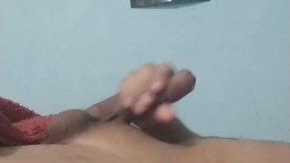 Chico latino se pajea en su cuarto mientras su familia 