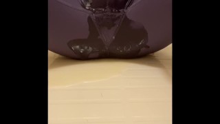 レギンスを履いてお漏らし。パンツまでびちょびちょに濡らすpeeing in leggings pants
