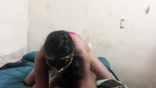Mi novia chupa, cabalga, chupa de nuevo, se orina, coge de perrito y le lleno de semen el culo