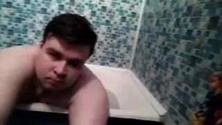 Артем дрочит в ванной self suck autofellatio self footjob