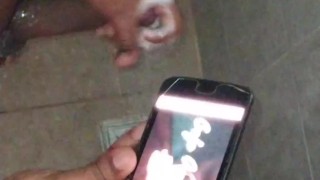Flagrei meu amigo se masturbando com meus videos
