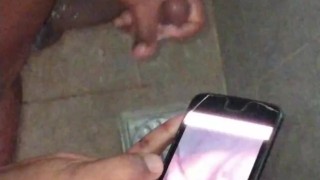 Flagrei meu amigo se masturbando com meus videos