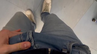 Mi chiudo nei bagni dell’ufficio per farmi una sega con i colleghi nell’altra stanza