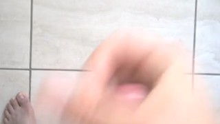 Me masturbo en la habitacion mientras mi compañero trabaja