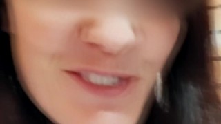 Вышла голая из кабинки музейного туалета и пошла прогуляться