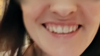 Вышла голая из кабинки музейного туалета и пошла прогуляться