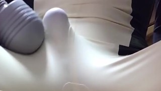 ラバーの中で電マオナニーしてドクドクと射精しちゃう瞬間を激写🎥