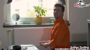 Deutsche blonde tattoo Milf mit kurzen Haaren beim dreier casting MMF