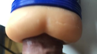 мой большой член не поместился в анальное отверстие, мощно кончил прямо на мастурбатор