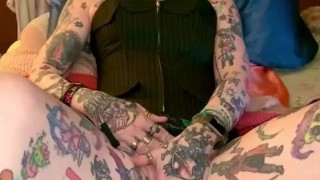 Hot GMilf gets her fingers wet!
