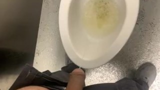 Orinado en el baño de mi trabajo cuando hay más chicos en el baño 