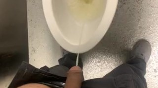 Orinado en el baño de mi trabajo cuando hay más chicos en el baño 