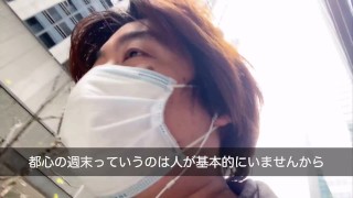 ビルとビルの隙間を歩く男