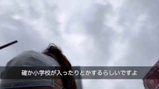 バリケードゾーンを歩く男